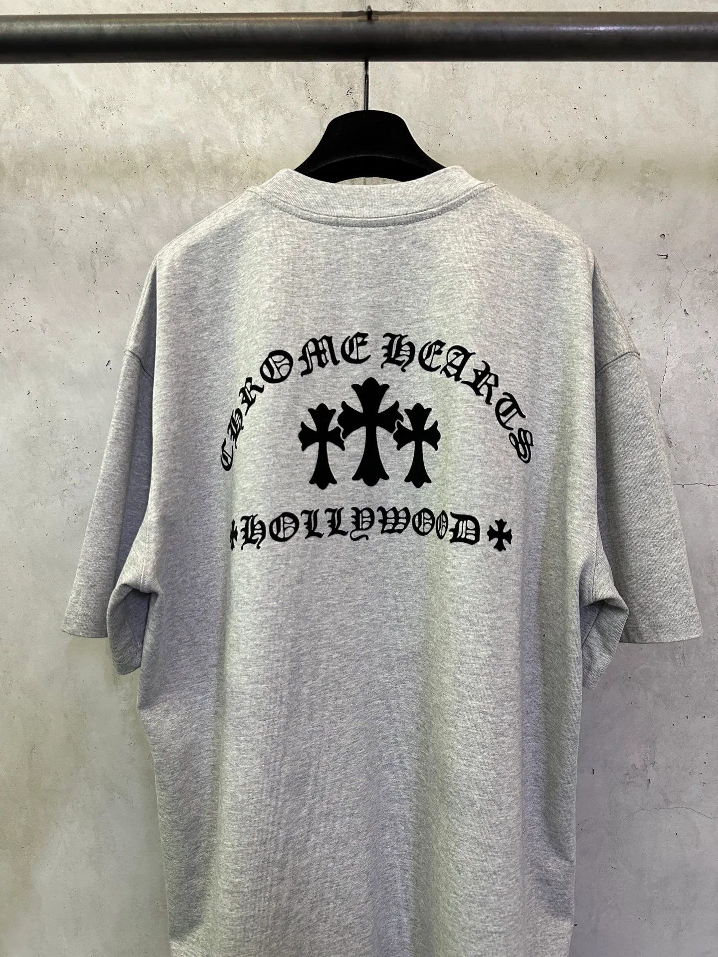 P270 Chrome Hearts 25ss cross flocking printed round neck short-sleeved T-shirt. Fabric is high-definition, super heavyweight cotton, double yarn compact Xinjiang cotton, weight 400g, matched with 2*2 Salona ribs 420g, clean cloth, clear cloth texture, tight feel, stiff, high color fastness, no deformation, no discoloration, custom hardware, thread, accessories, alignment, same style for men and women -Color: black white Gray -Size: XS S M L XL